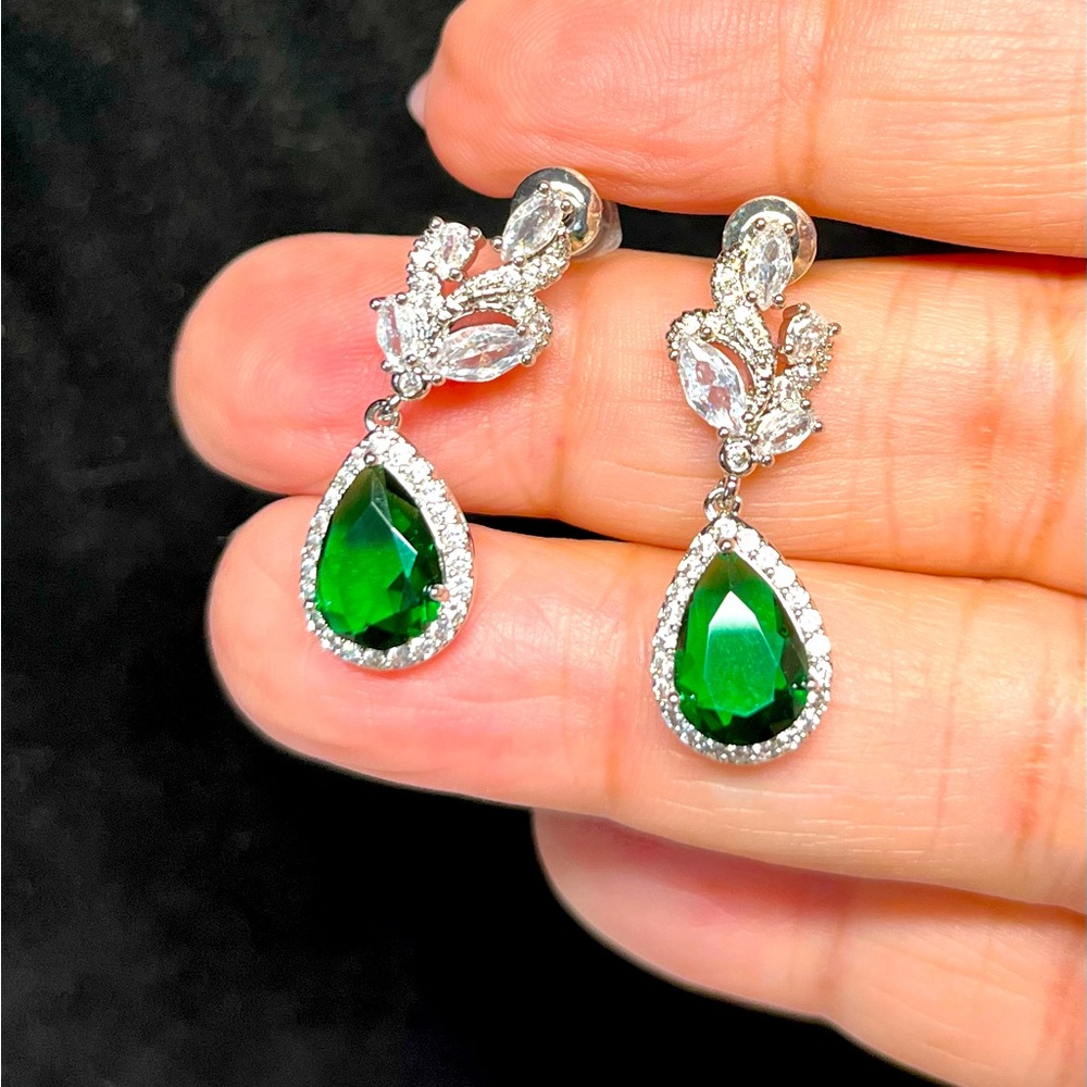 💍pretty Emerald and silver cubic zirconia earrings -fancy